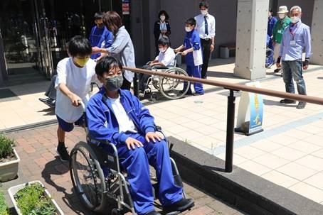 中学1年生 車いす体験 - ニュース | アレセイア湘南中学校
